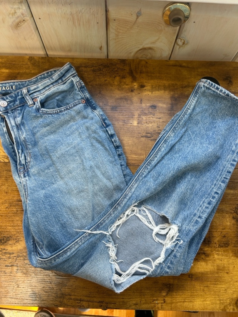 American Eagle Outfitters Men's Light Blue Straight Jeans with Knee Distress